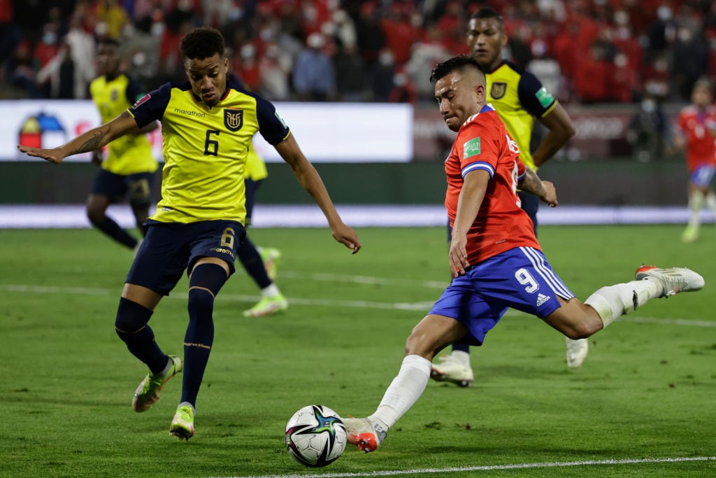 Jean Meneses de Chile y Byron Castillo de Ecuador en eliminatorias al Mundial de Qatar 2022. (Photo by Alberto Valdes - Pool/Getty Images)