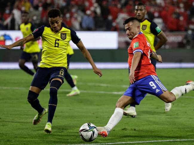 Jean Meneses de Chile y Byron Castillo de Ecuador en eliminatorias al Mundial de Qatar 2022. (Photo by Alberto Valdes - Pool/Getty Images)