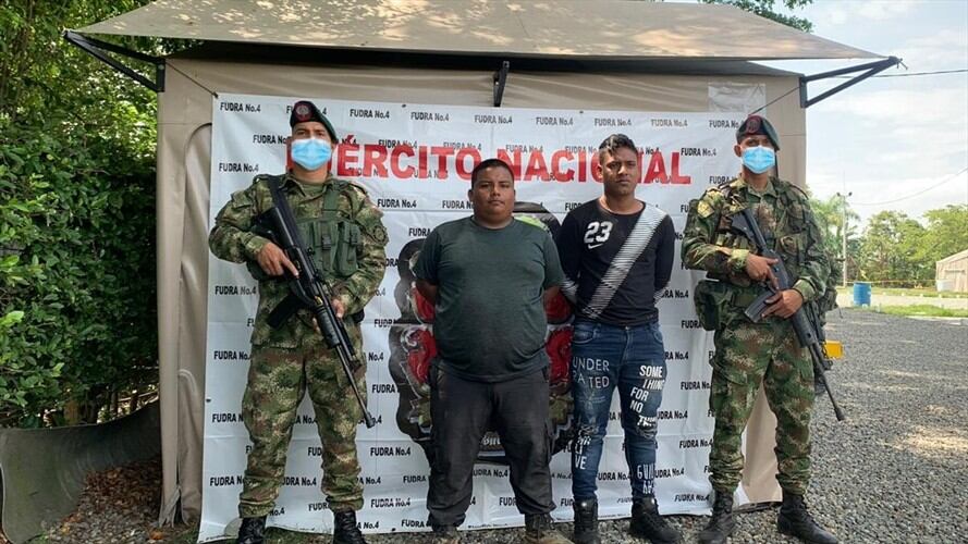 Las autoridades denunciaron que los dos sujetos intentaron sobornar a las tropas ofreciéndoles 100 millones de pesos . Foto: Ejército