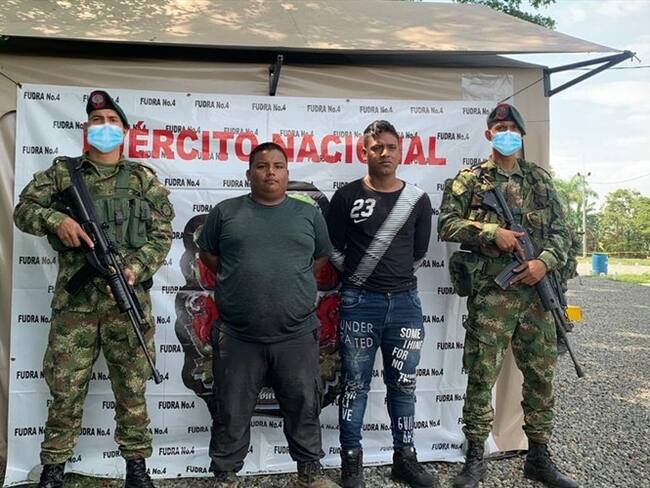 Las autoridades denunciaron que los dos sujetos intentaron sobornar a las tropas ofreciéndoles 100 millones de pesos . Foto: Ejército