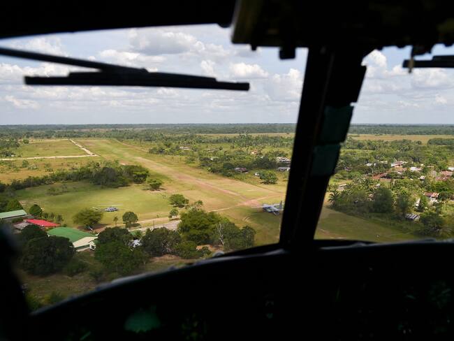 El avión de la Fuerza Aérea Colombiana utilizado para transportar granos de cacao a Bogotá se ve en la pista de tierra en Guerima, Colombia, el 2 de diciembre de 2022.
