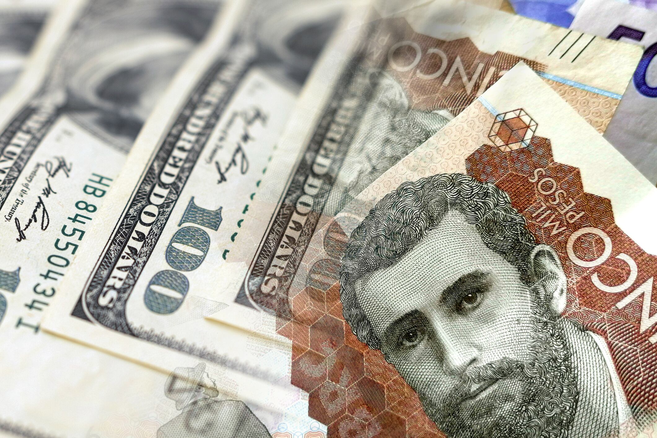 Pesos colombianos y dólares. Foto: Getty Images