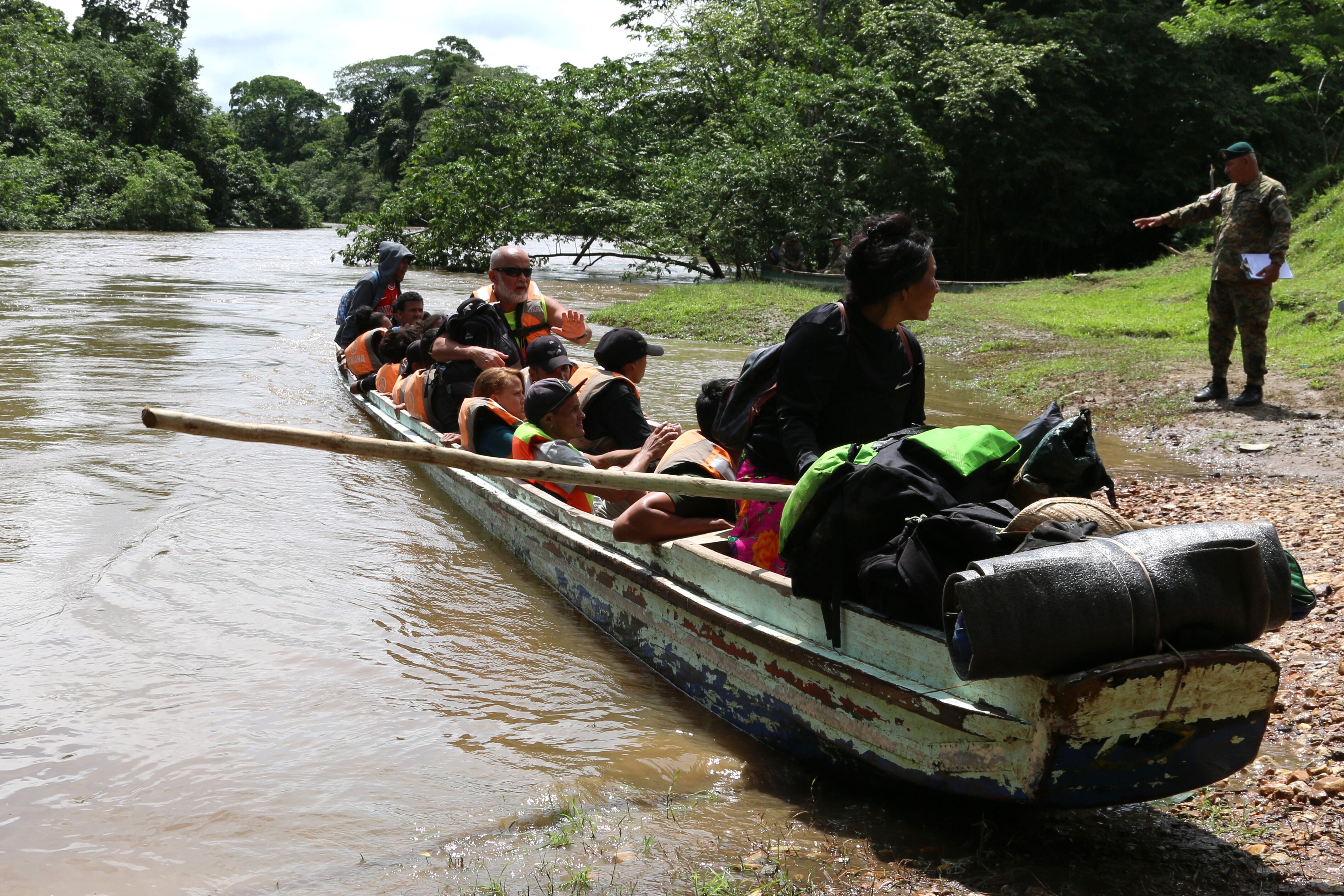 AME8846. LAJAS BLANCAS (PANAMÁ), 02/07/2024.- Migrantes llegan en canoa por el río Tuquesa desde el poblado de Bajo Chiquito hasta el centro de recepción de Lajas Blancas, el 28 de junio de 2024, en el Darién (Panamá). EE.UU. y Panamá firmaron ayer un acuerdo, conocido como memorando de entendimiento, en el que el Gobierno de Biden se comprometió a cubrir el gasto de repatriación de los migrantes que llegan a Panamá para cruzar la selva del Darién, la frontera natural con Colombia que se emplea por cientos de migrantes a diario en su camino hacia Norteamérica. EFE/ Moncho Torres