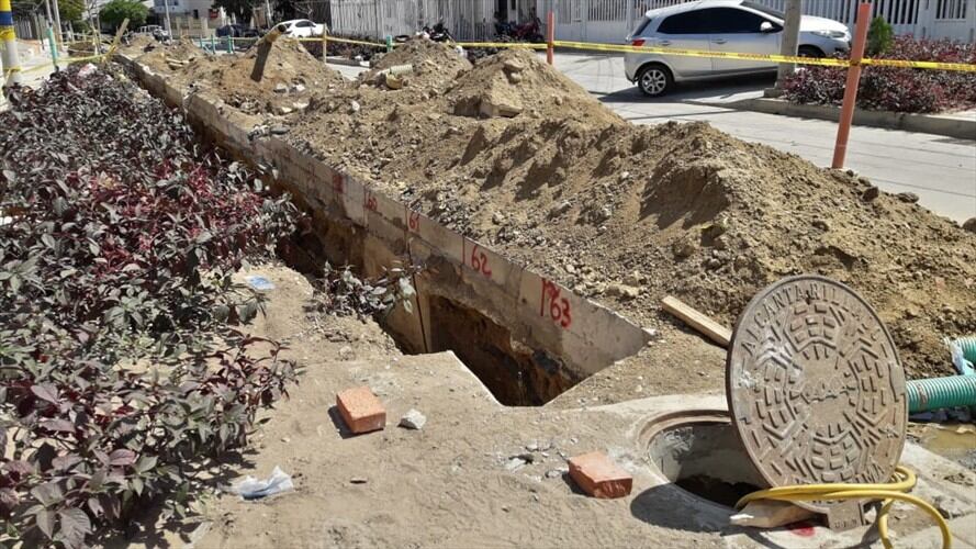 Instalación de las tuberías de acueducto y alcantarillado en el barrio Modelo, en la localidad Norte-Centro histórico de Barranquilla. Foto: Kiara Severiche