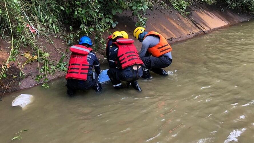 Integrantes del Cuerpo de Bomberos Voluntarios de Popayán ubicaron el cuerpo del ciudadano . Foto: Bomberos Popayán