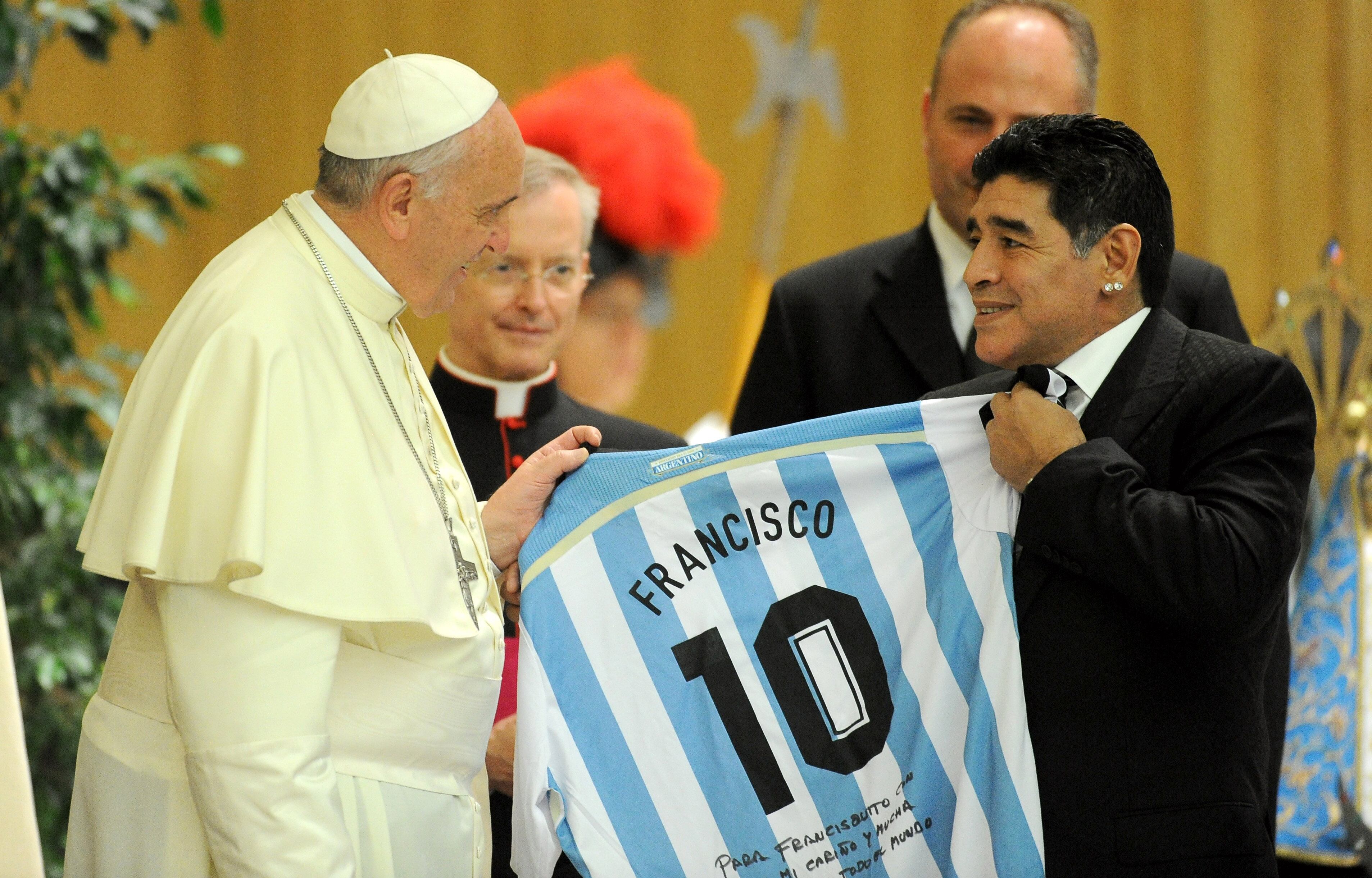 Papa Francisco y Diego Armando Maradona. Foto: Pier Marco Tacca/Getty Images