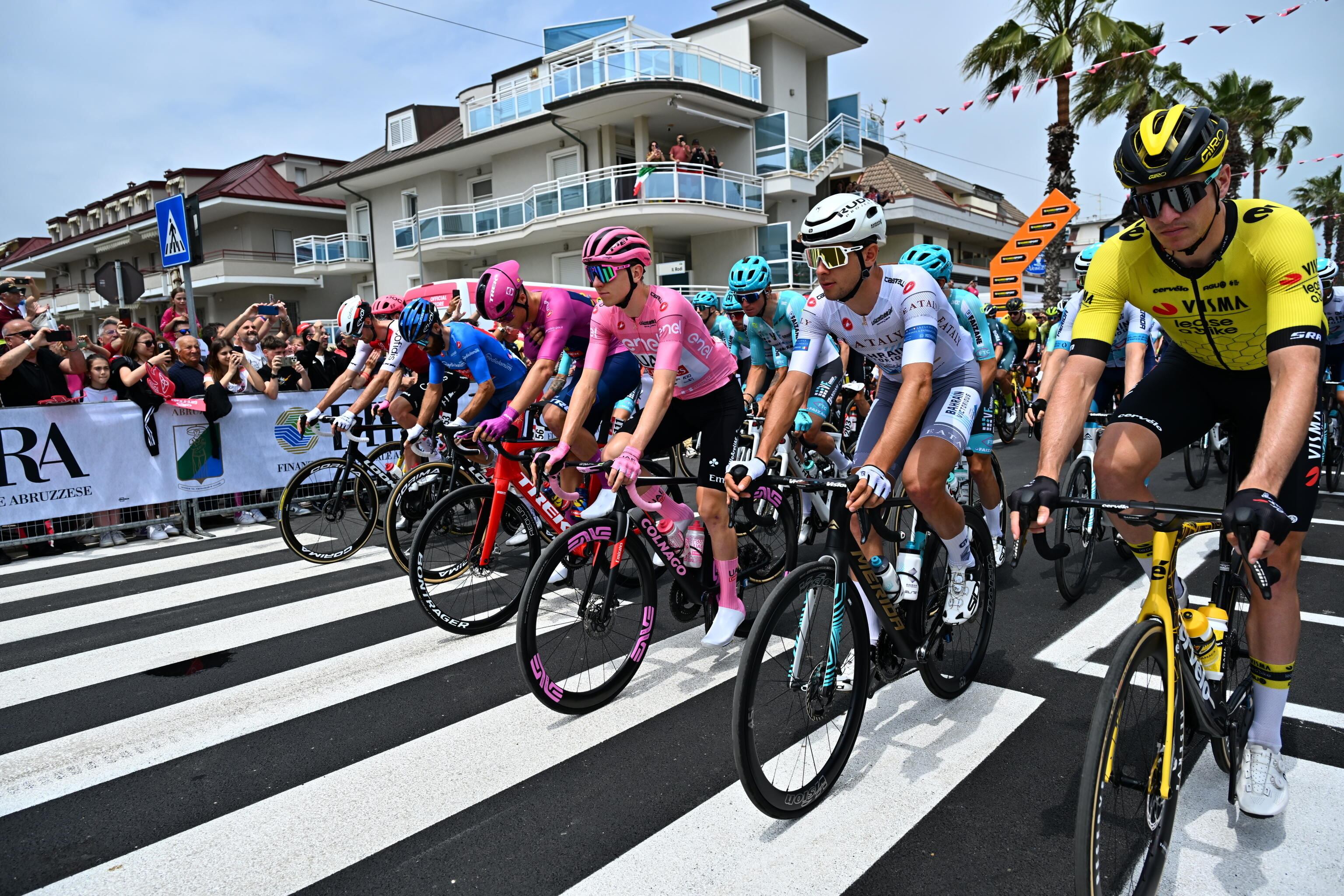 Ciclistas en el giro de Italia. Foto: EFE/EPA/LUCA ZENNARO