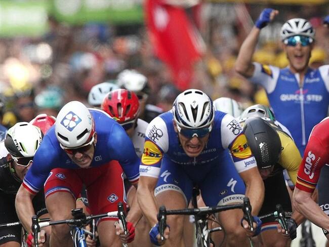 Demarre logra su primera victoria en el Tour en un accidentado "sprint". Foto: Associated Press - AP.