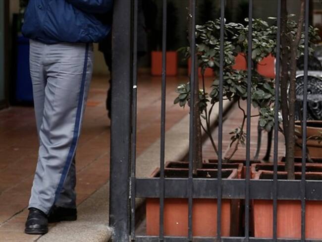 Además de las armas, los delincuentes se llevaron varios uniformes. Foto: Colprensa