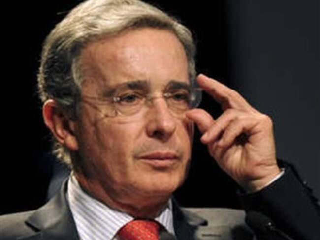 Uribe dice que el gobierno Santos se acomodó a las encuestas