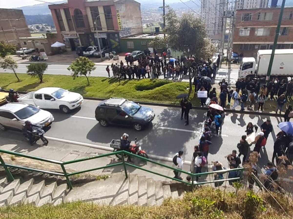 Atomizados y hacinados estudiantes del Sena asisten a clases en Tunja