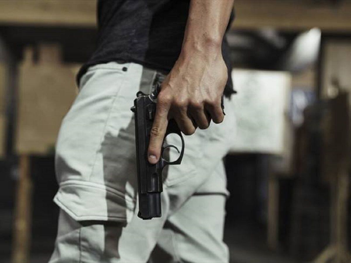 Dos personas asesinadas en zona rural de La Dorada. Crédito: Imagen de referencia de hombre armado. Foto: Getty Images / Westend61(Thot)