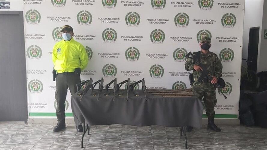El uniformado fue capturado en zona rural del municipio, donde hallaron las armas.. Foto: Ejército Nacional