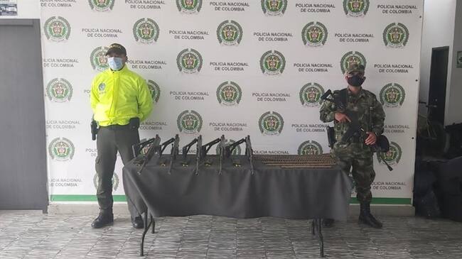 El uniformado fue capturado en zona rural del municipio, donde hallaron las armas.. Foto: Ejército Nacional