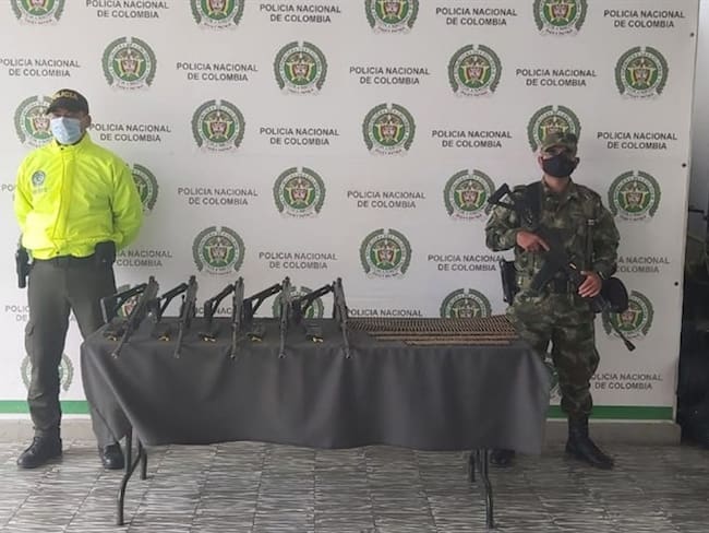 El uniformado fue capturado en zona rural del municipio, donde hallaron las armas.. Foto: Ejército Nacional