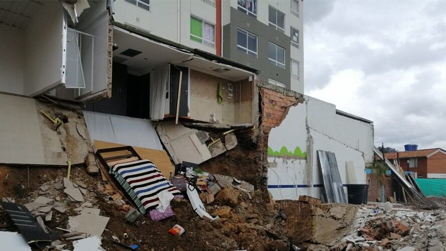 El contratista responsable de la obra aledaña a los dos edificios no cuenta con seguro para terceros.. Foto: Bomberos de Tunja