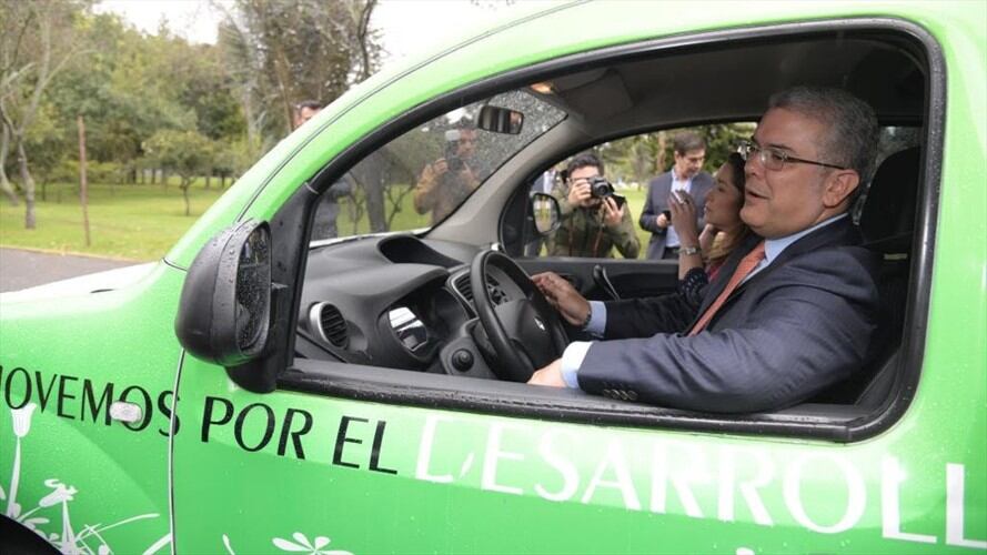 La meta es que en el 2023 haya al menos 699.000 vehículos eléctricos circulando por todo el país. . Foto: Presidencia