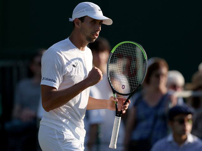 Daniel Galán, primer tenista colombiano en octavos de final de Wimbledon. (Photo by ADRIAN DENNIS/AFP via Getty Images)