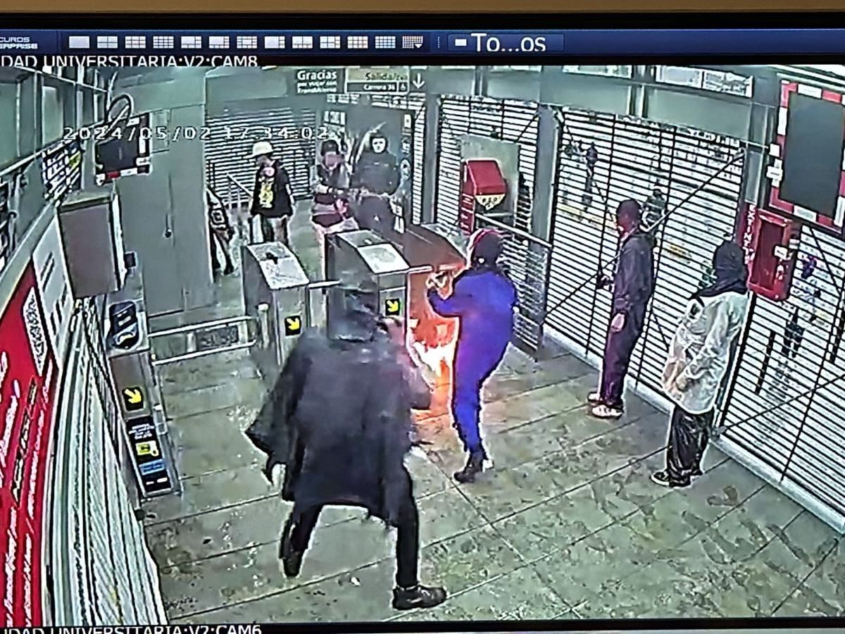 Video: prendieron fuego a torniquete en estación de TransMilenio Ciudad Universitaria