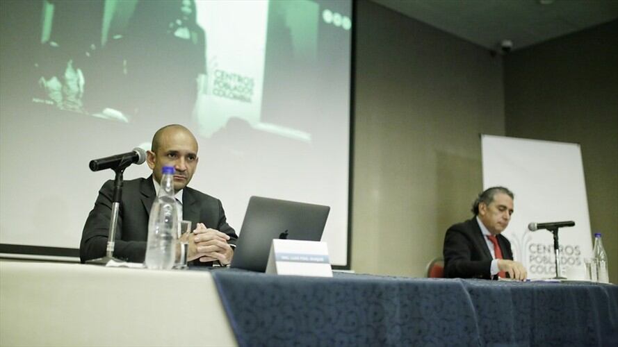 La Unión Temporal Centros Poblados realizó una rueda de prensa presidida por el apoderado judicial, Jorge Pina Ricci y el representante legal, Luis Fernando Duque. Foto: Colprensa / SERGIO ACERO
