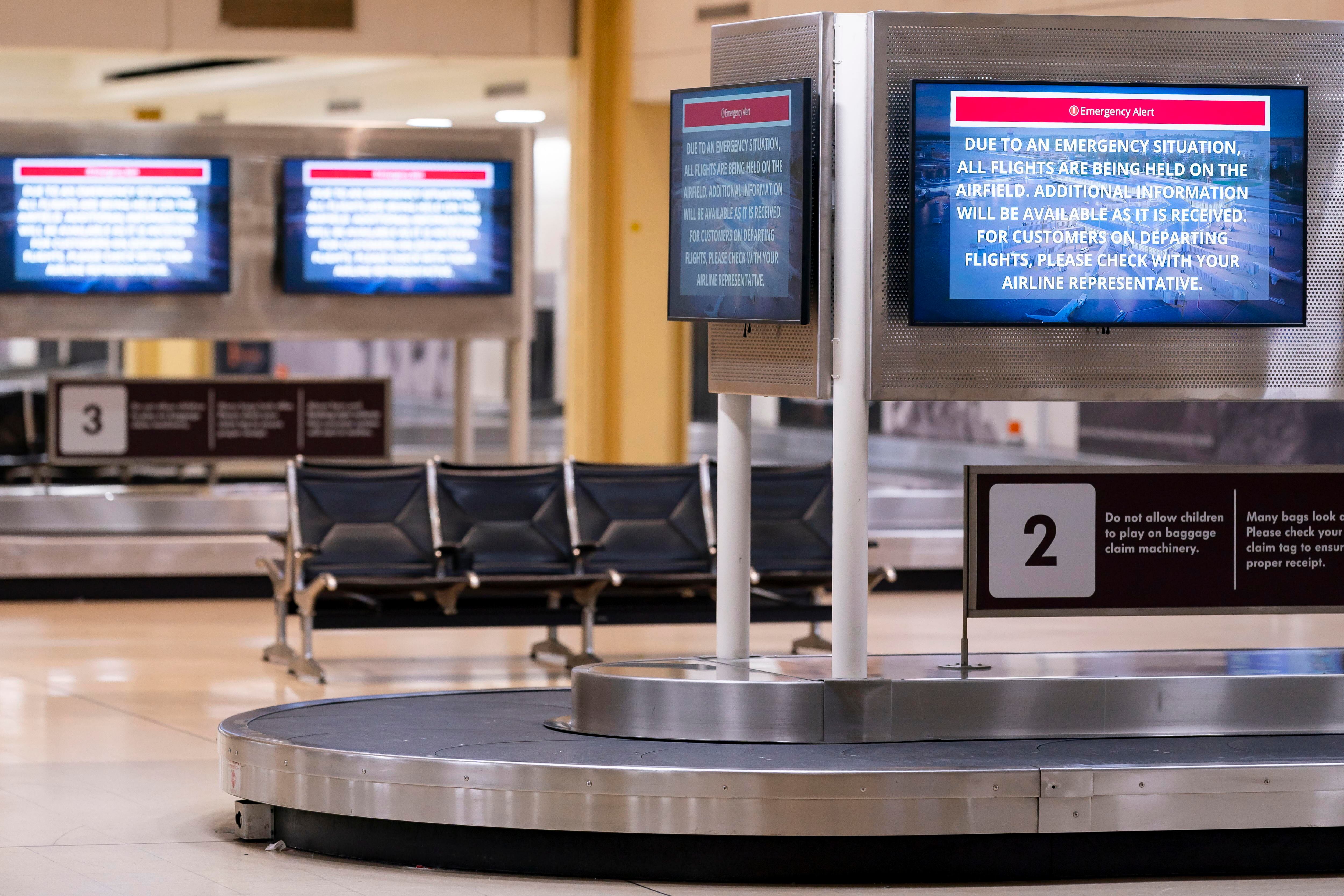 Arlington (Estados Unidos), 30/01/2025.- Pantallas muestran información tras la colisión entre un avión comercial y un helicóptero militar en el Aeropuerto Nacional Ronald Reagan.