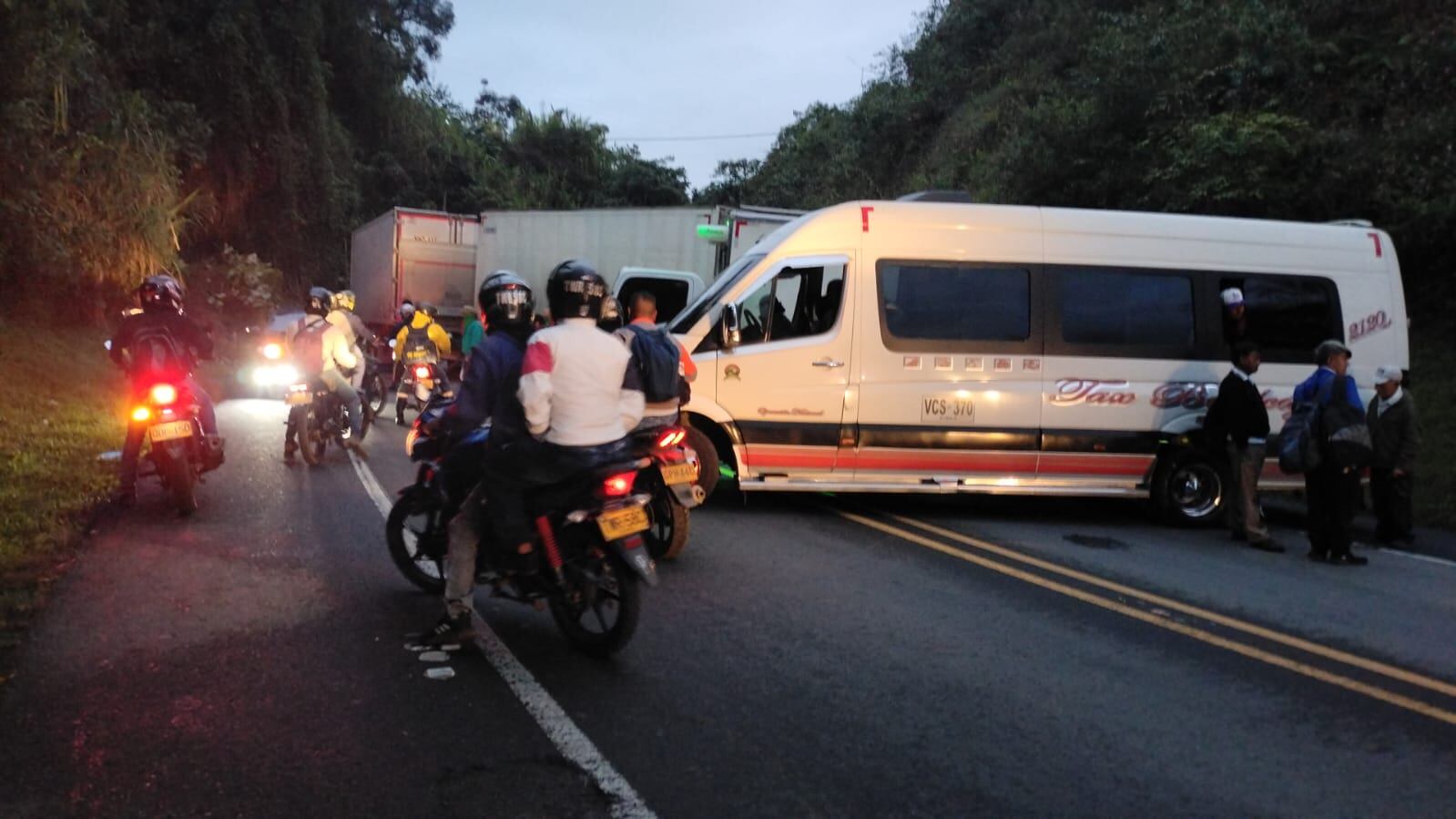 centenares de vehículos particulares, transporte de carga y pasajeros se encuentran represados en ambos costados de la carretera. Crédito: Red de Apoyo Cauca.