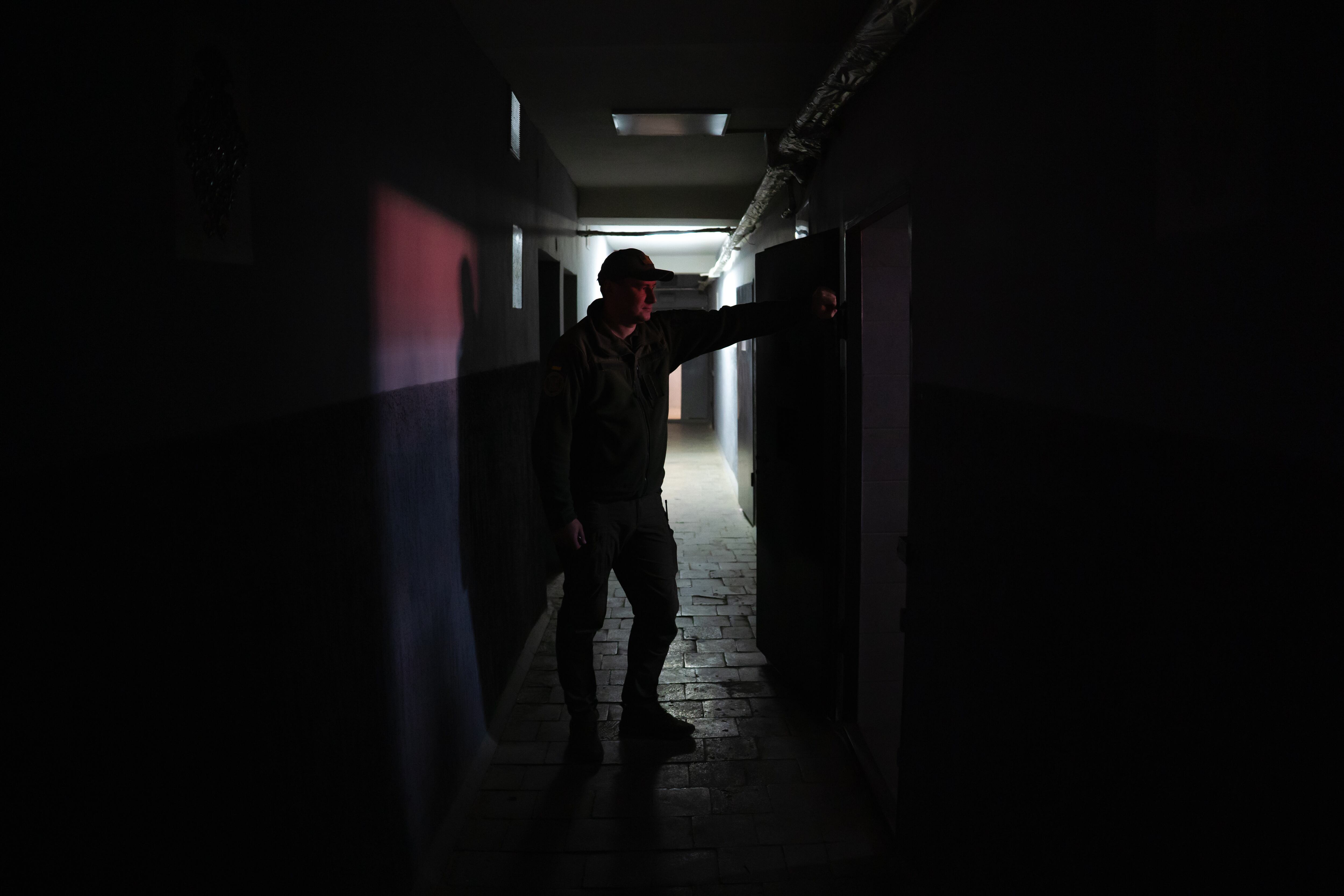 SUMY, UCRANIA - 24 DE SEPTIEMBRE: Un guardia ucraniano observa una celda con soldados rusos en su interior. (Fermin Torrano/Anadolu vía Getty Images)