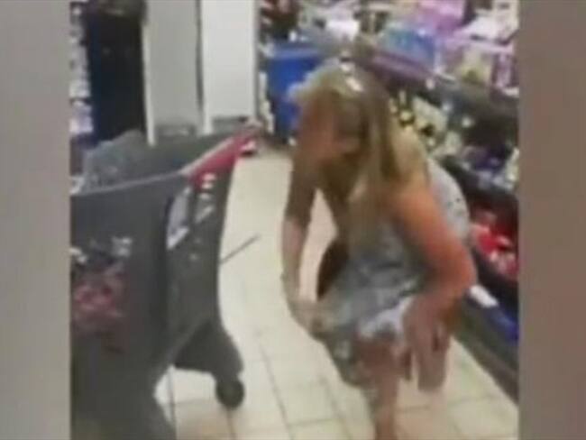 Una mujer usó su tanga como tapabocas para no ser expulsada de supermercado. Foto: Captura de video Instagram: @newsblenda