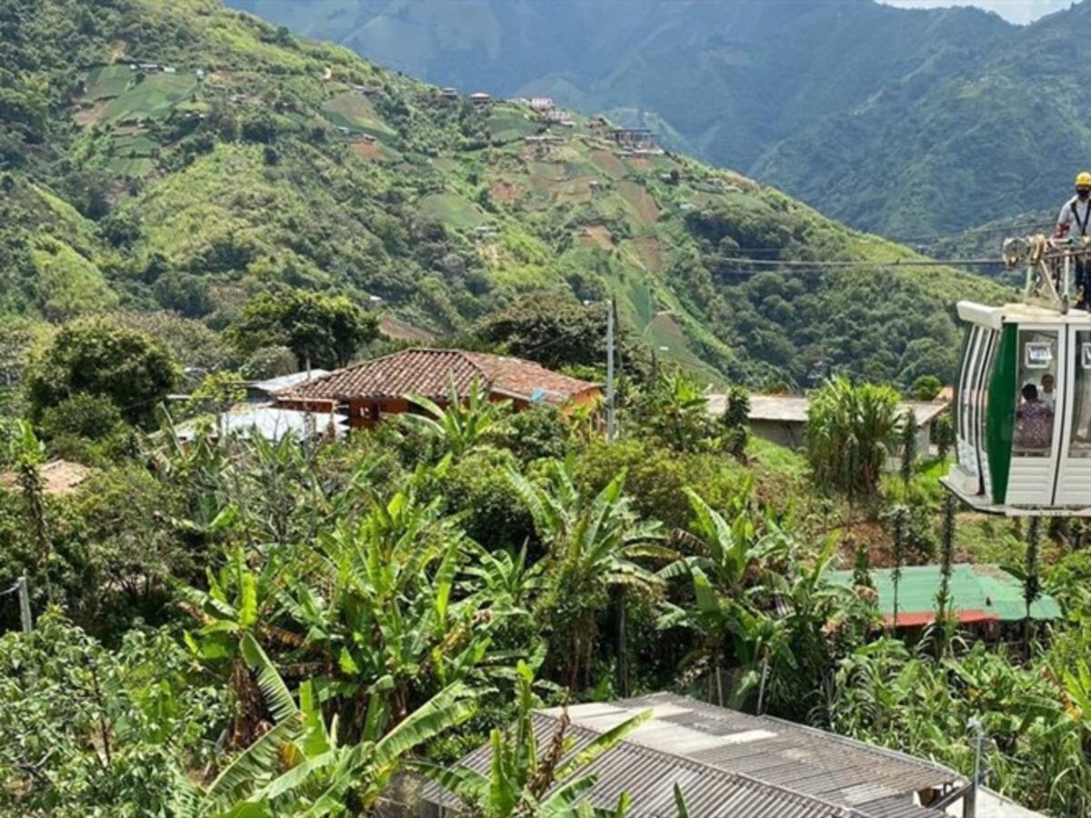 Siete viviendas afectadas por emergencia en cable de Medellín