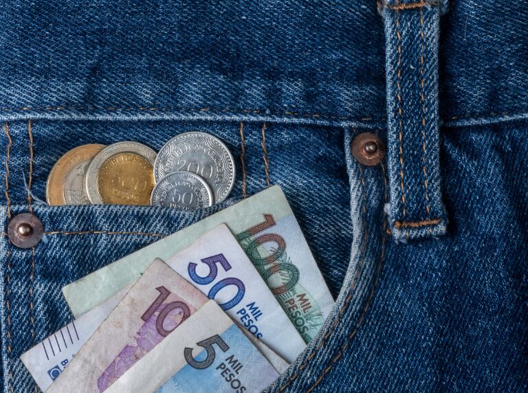 Bolsillo de un colombiano, con monedas y billetes de diferentes denominaciones (Getty Images)