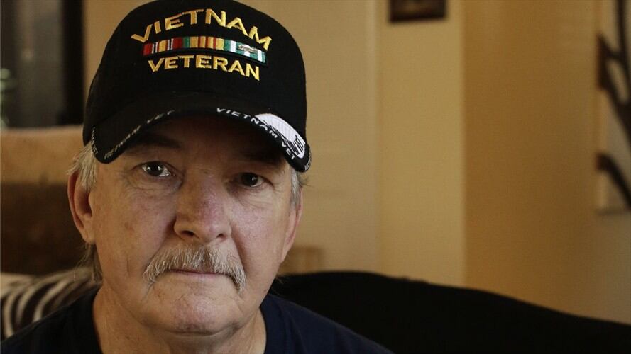 Mike Baughman sostiene una fotografía de sí mismo en 1971 vestido con su uniforme del ejército de Estados Unidos, en su casa en Danville, California. Foto: Associated Press - AP - Ben Margot