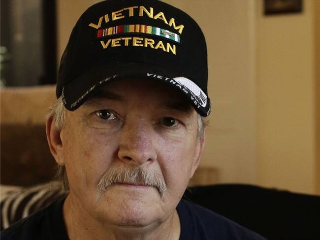 Mike Baughman sostiene una fotografía de sí mismo en 1971 vestido con su uniforme del ejército de Estados Unidos, en su casa en Danville, California. Foto: Associated Press - AP - Ben Margot