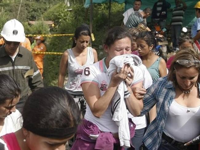 Familiares de los mineros atrapados esperan el rescate de los cuerpos. Foto: Agencia EFE