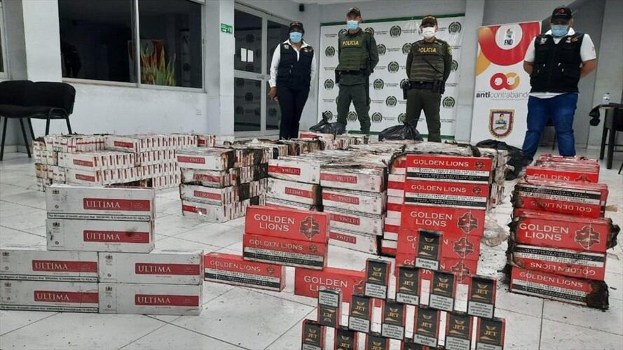 Entre escombros encuentran más de 10 mil cajetillas de cigarrillos en Montería. Foto: prensa Policía.