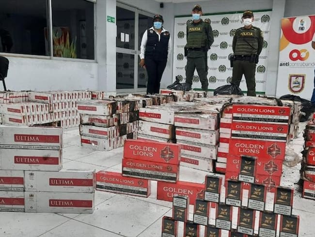 Entre escombros encuentran más de 10 mil cajetillas de cigarrillos en Montería. Foto: prensa Policía.