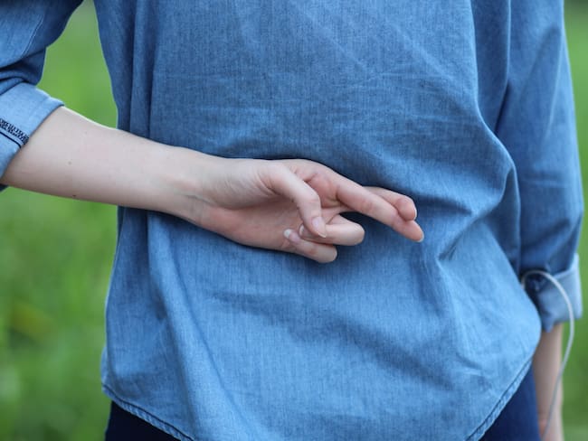 Imagen de referencia de dedos cruzados. Foto: Vichuda Sirisarakarn / Getty Images