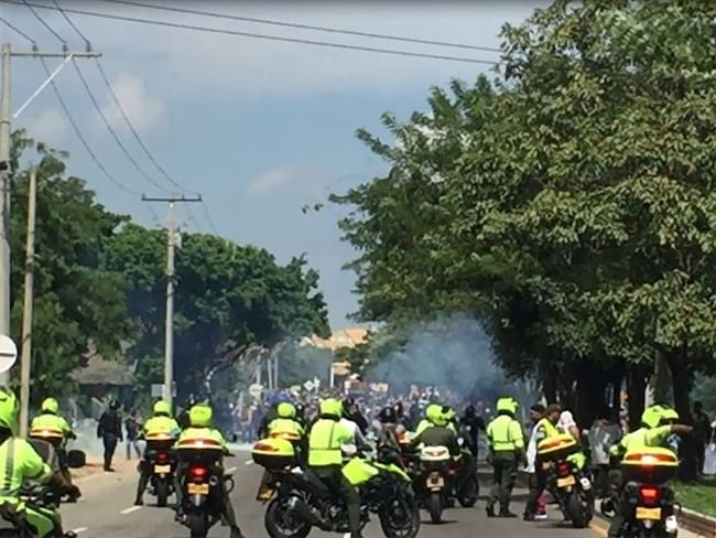 En Barranquilla, con gases lacrimógenos el Esmad dispersó la marcha estudiantil. Foto: