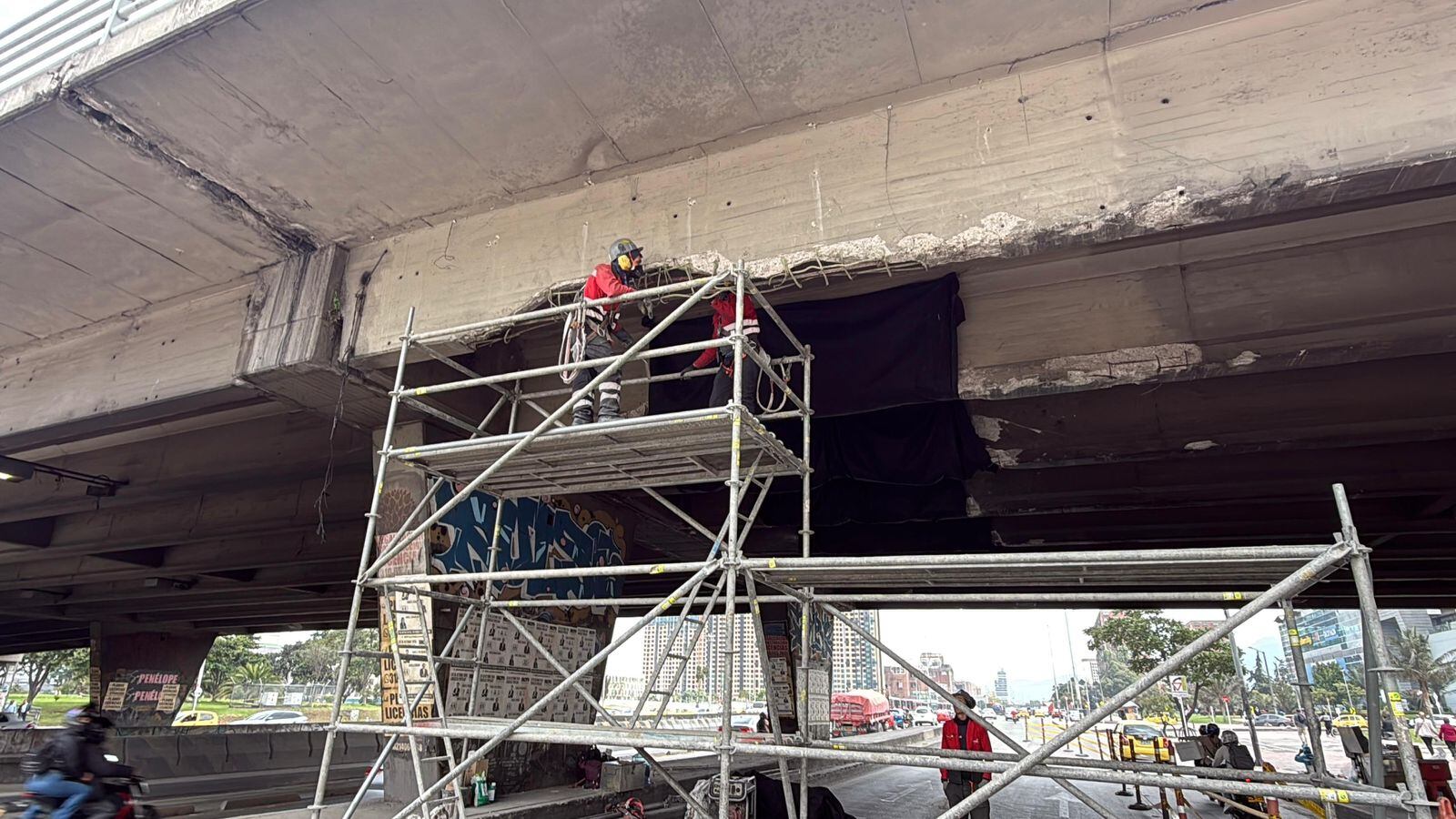 Avanza la reparación de vigas del puente vehicular en la avenida calle 19 con avenida NQS, en Bogotá. Foto: IDU.