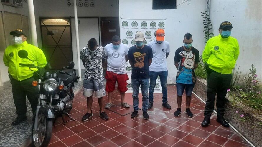 Se adelantaron operativos simultáneos en los barrios Chambacú, Cristo Rey y Villa Alicia del municipio de Puerto Boyacá.. Foto: Policía Magdalena Medio
