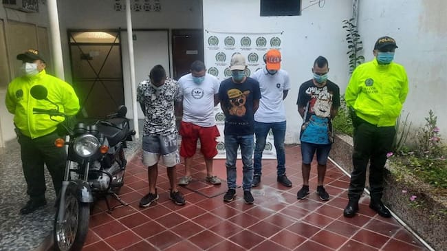 Se adelantaron operativos simultáneos en los barrios Chambacú, Cristo Rey y Villa Alicia del municipio de Puerto Boyacá.. Foto: Policía Magdalena Medio