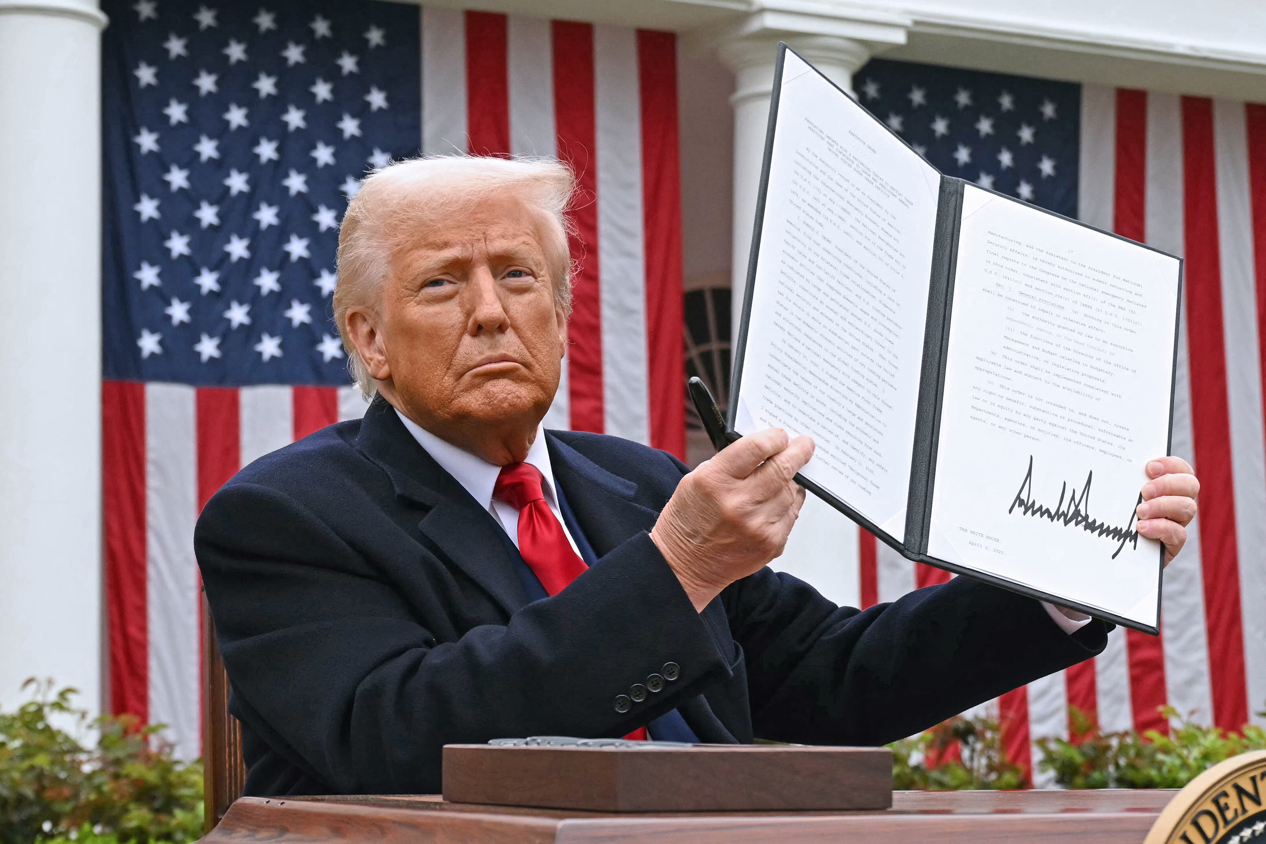 Referencia de firma de acuerdos en Aranceles por Donald Trump. Foto: SAUL LOEB/AFP via Getty Images.