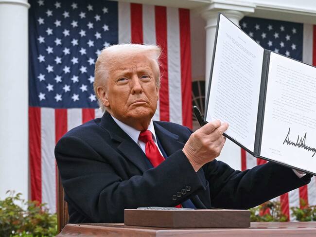 Referencia de firma de acuerdos en Aranceles por Donald Trump. Foto: SAUL LOEB/AFP via Getty Images.