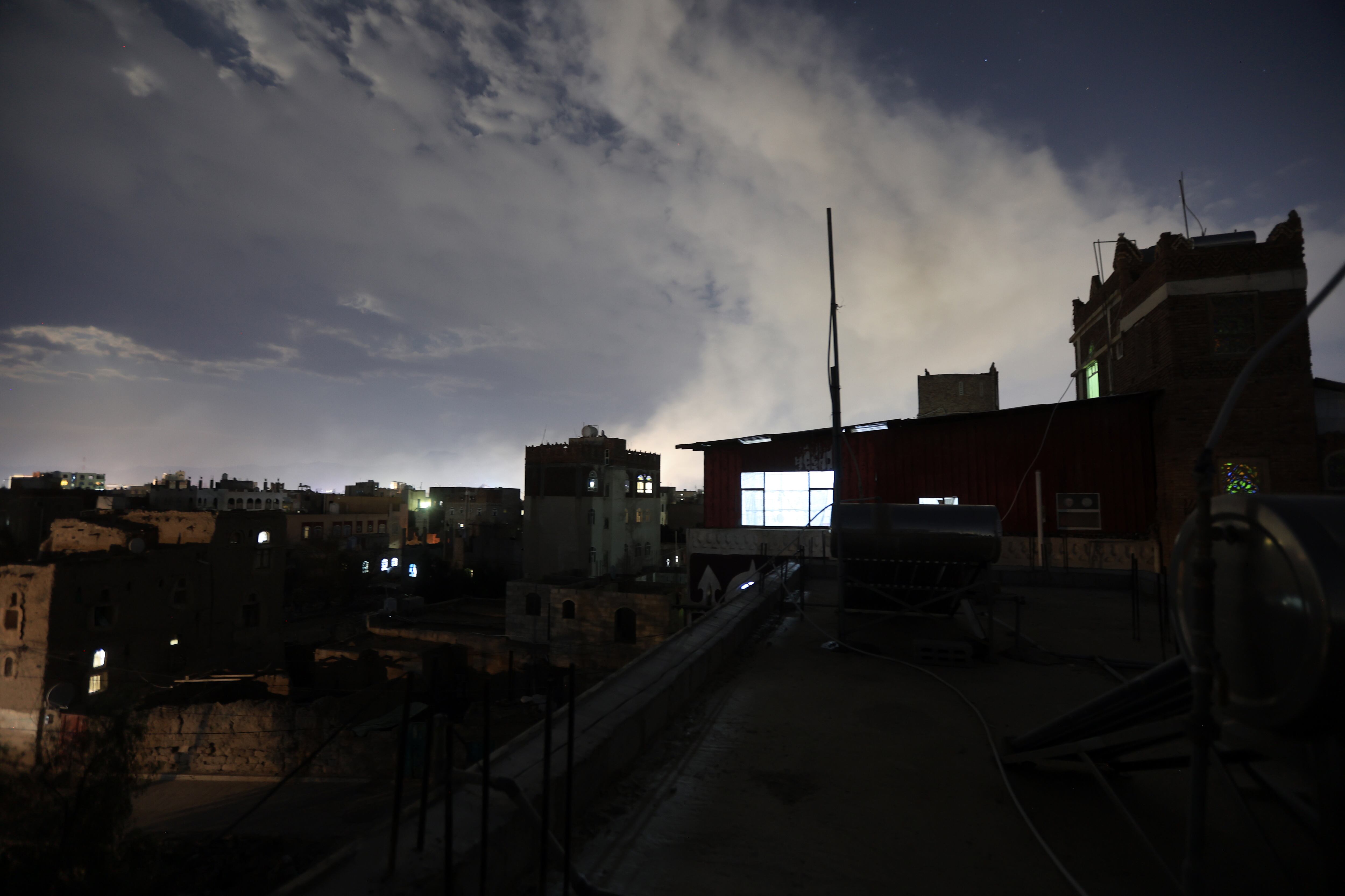 Ataque de Estados Unidos a Yemen. Foto: EFE/EPA/YAHYA ARHAB