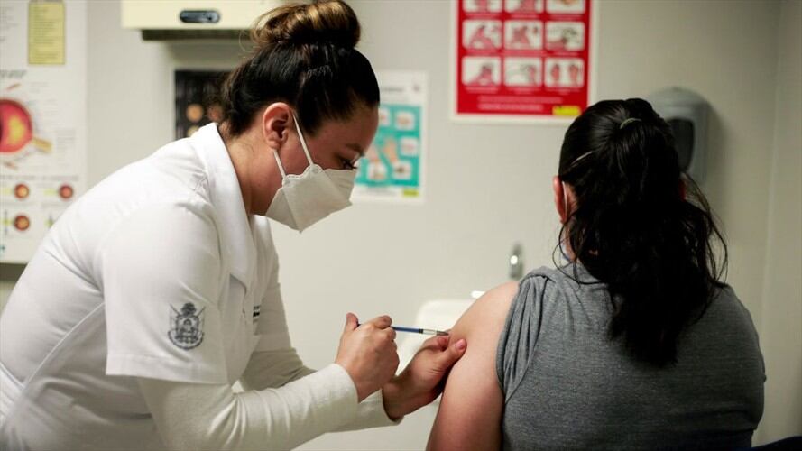 El Observatorio Laboral de la Universidad del Rosario dice que no pueden obligar a los trabajadores a vacunarse contra la COVID-19. Foto: Getty Images