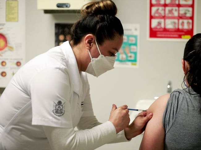 El Observatorio Laboral de la Universidad del Rosario dice que no pueden obligar a los trabajadores a vacunarse contra la COVID-19. Foto: Getty Images