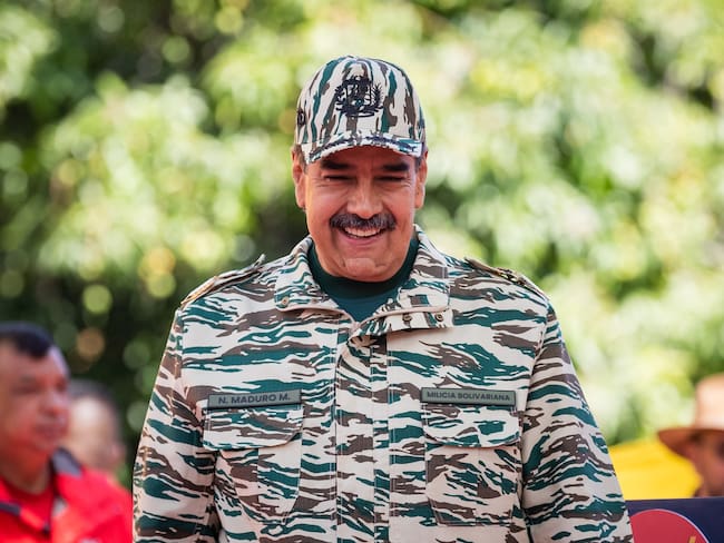 AME7303. CARACAS (VENEZUELA), 13/04/2024.- El presidente de Venezuela, Nicolás Maduro, saluda a simpatizantes este sábado, en Caracas (Venezuela). Maduro propuso este sábado una reforma constitucional para incluir &quot;ya&quot; la pena de cadena perpetua contra los &quot;vendepatria&quot; y los corruptos, para que &quot;esa gente se pudra de por vida en la cárcel&quot;, luego de haber expresado el &quot;dolor&quot; que le ocasionó la &quot;traición&quot; de exfuncionarios acusados de corrupción, entre ellos el exministro de Petróleo Tareck el Aissami. EFE/ Rayner Peña R.