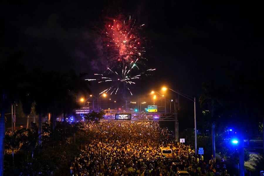 Banderazo a las afueras del hotel donde se concentra la selección colombia previo al partido final de la copa América (Colprensa - Cristian Álvarez)