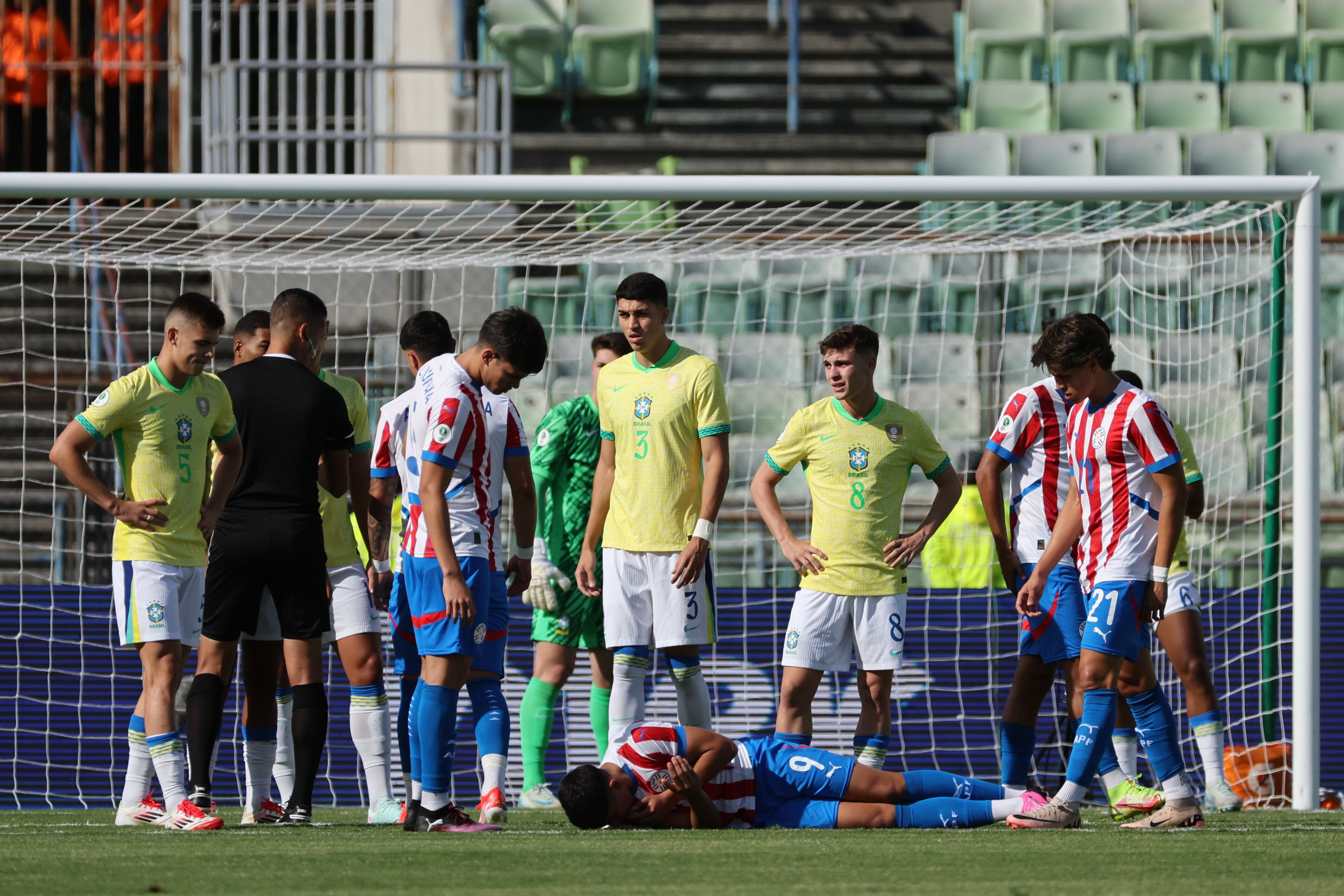 AMDEP2263. CARACAS (VENEZUELA), 10/02/2025.- Tiago Isaías Caballero (abajo) de Paraguay reacciona este lunes, en un partido del hexagonal final del Campeonato Sudamericano sub-20 entre las selecciones de Paraguay y Brasil en el estadio Olímpico de la Universidad Central en Caracas (Venezuela). EFE/ Miguel Gutiérrez