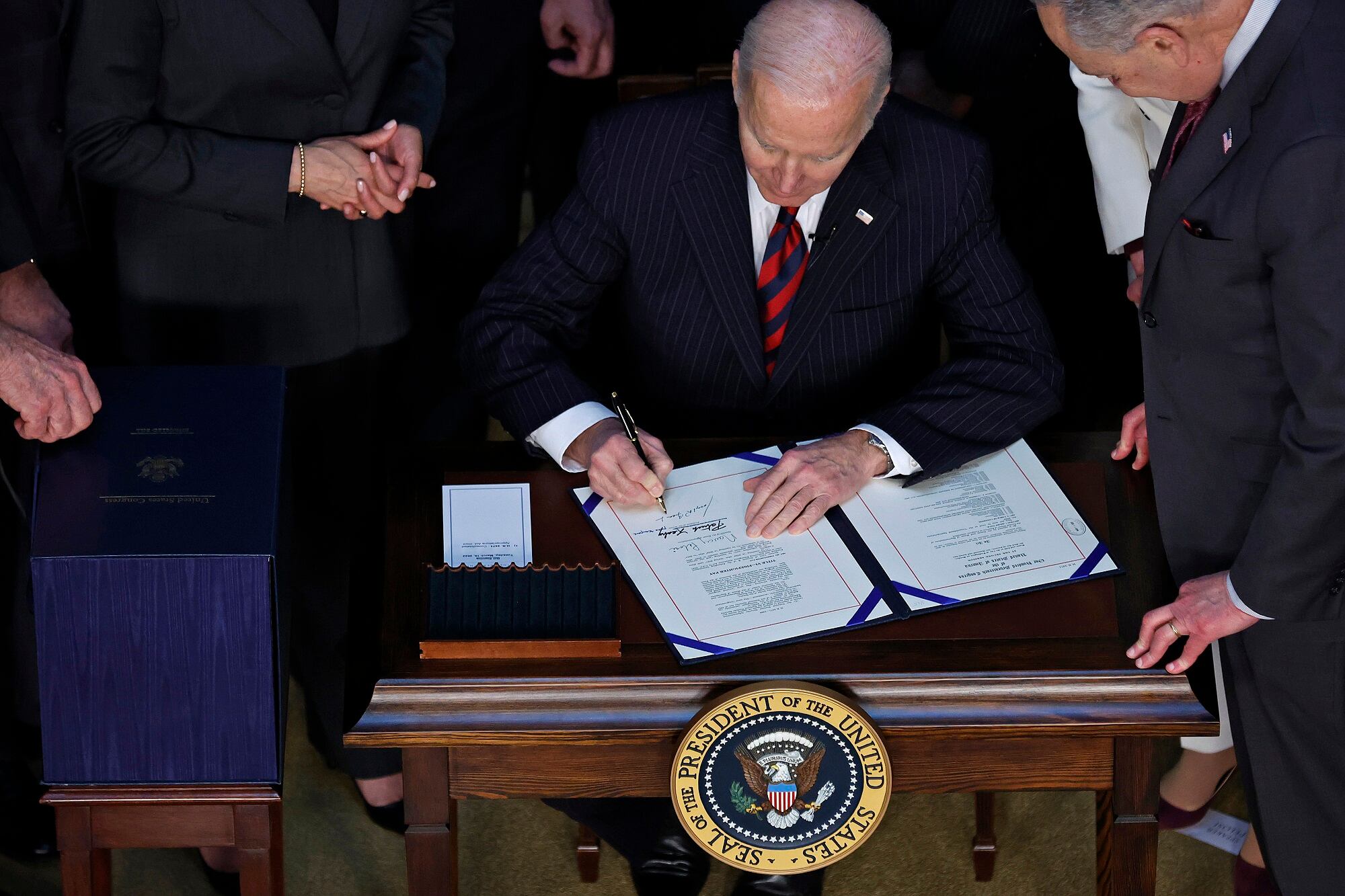 Joe Biden firmó la Ley de Asignaciones Consolidadas. Foto: Chip Somodevilla/Getty Images