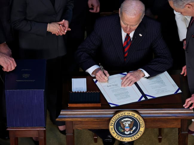Joe Biden firmó la Ley de Asignaciones Consolidadas. Foto: Chip Somodevilla/Getty Images